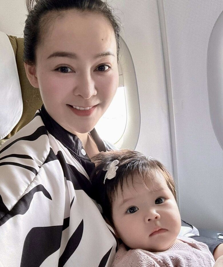 Nữ ca sĩ Việt được bạn trai tặng 15 sổ tiết kiệm trước đám cưới, khoe dáng nóng bỏng sau vài tháng sinh ái nữ đầu lòng - 9
