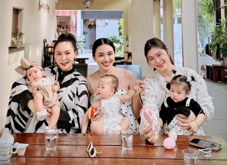 Nữ ca sĩ Việt được bạn trai tặng 15 sổ tiết kiệm trước đám cưới, khoe dáng nóng bỏng sau vài tháng sinh ái nữ đầu lòng - 8