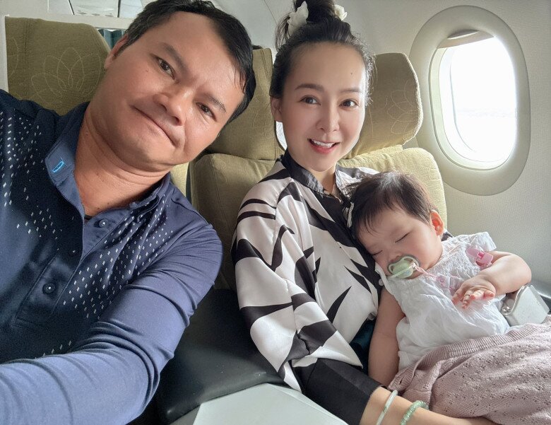 Nữ ca sĩ Việt được bạn trai tặng 15 sổ tiết kiệm trước đám cưới, khoe dáng nóng bỏng sau vài tháng sinh ái nữ đầu lòng - 10