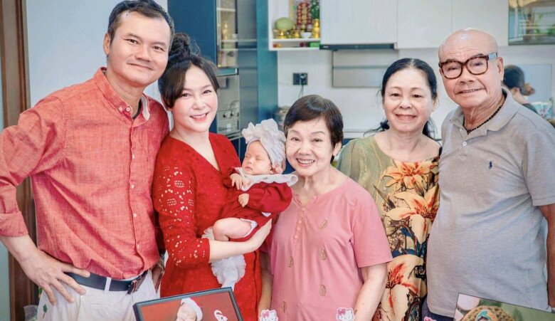 Nữ ca sĩ Việt được bạn trai tặng 15 sổ tiết kiệm trước đám cưới, khoe dáng nóng bỏng sau vài tháng sinh ái nữ đầu lòng - 6