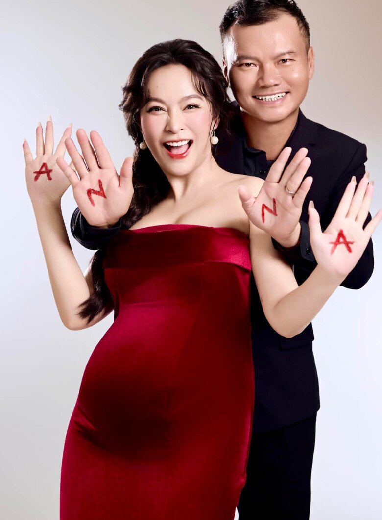 Nữ ca sĩ Việt được bạn trai tặng 15 sổ tiết kiệm trước đám cưới, khoe dáng nóng bỏng sau vài tháng sinh ái nữ đầu lòng - 3