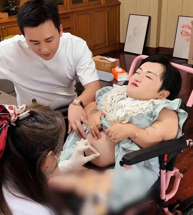 Nữ CEO khuyết tật gần 10 triệu người theo dõi sang Thái Lan làm IVF ở tuổi 35, được chồng điển trai quấn quýt không rời - 3