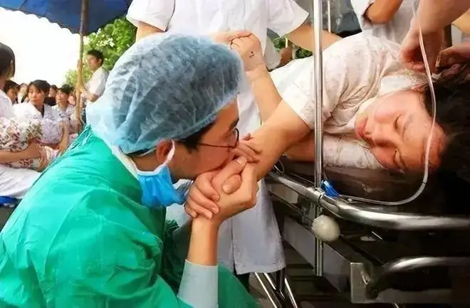 Sản phụ trẻ bị chồng tác động vật lý ngay trên bàn đẻ khiến cả phòng sinh im bặt, cái kết khiến dân tình hả dạ - 2