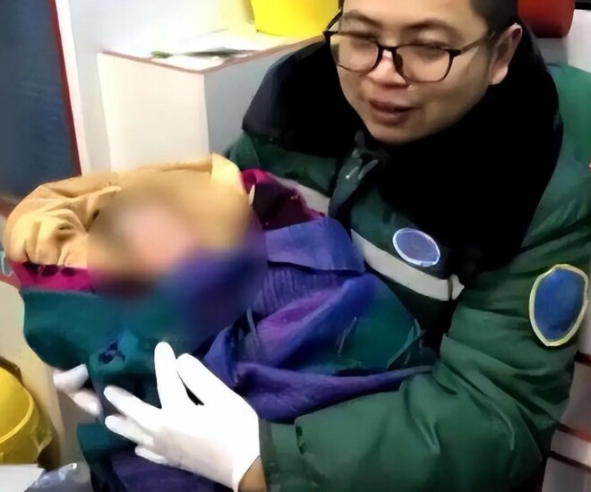 Sinh viên đại học đẻ rớt ở ký túc xá, bác sĩ hoảng hốt khi nhìn thấy cảnh tượng trong phòng ngủ - 1
