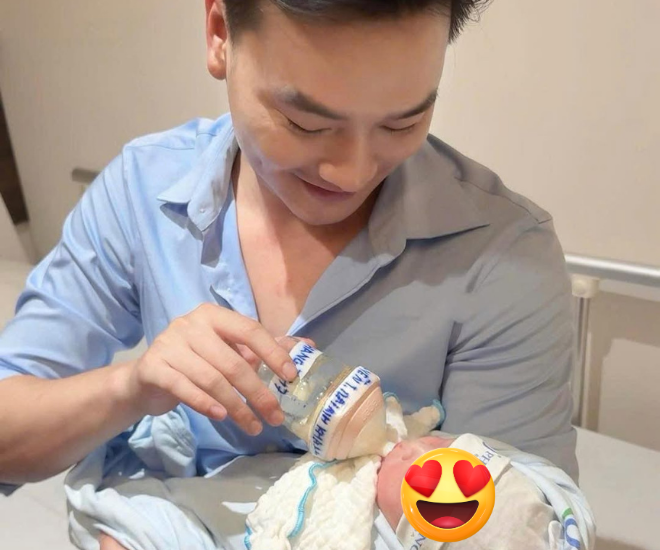 Vợ hot girl của diễn viên Trọng Lân VTV vượt cạn mẹ tròn con vuông, bé trai có 2 má lúm đồng tiền như “sao y” từ bố - 1