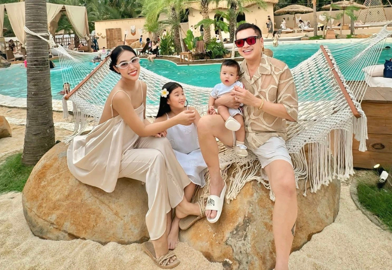 Vợ sao Việt về dáng đẹp bất bại sau sinh: Hot girl Cà Mau gây nhức mắt với đồ xuyên thấu, vợ trẻ Quang Minh được chồng thưởng nóng - 12