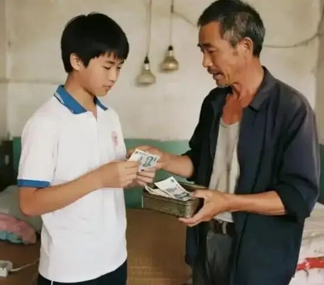 Bố dượng làm thợ xây 25 năm nuôi tôi học Tiến sĩ, thầy giáo sững sờ khi thấy ông tại lễ tốt nghiệp - 2
