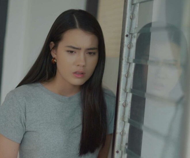 Đến nhà chồng cũ thăm con gái thì nghe tiếng rên của anh, tôi chết lặng khi thấy vật anh cầm trên tay - 1