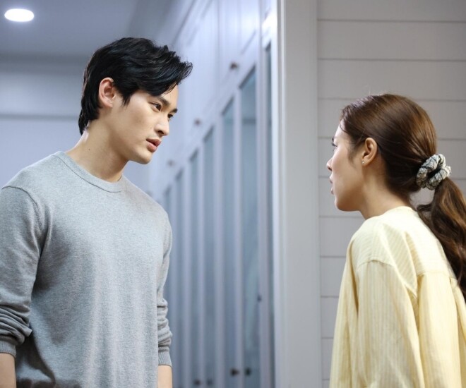 Gọi mãi vợ không mở cửa, tôi đá tung cửa phòng ngủ rồi tái mặt khi thấy người bên trong - 1