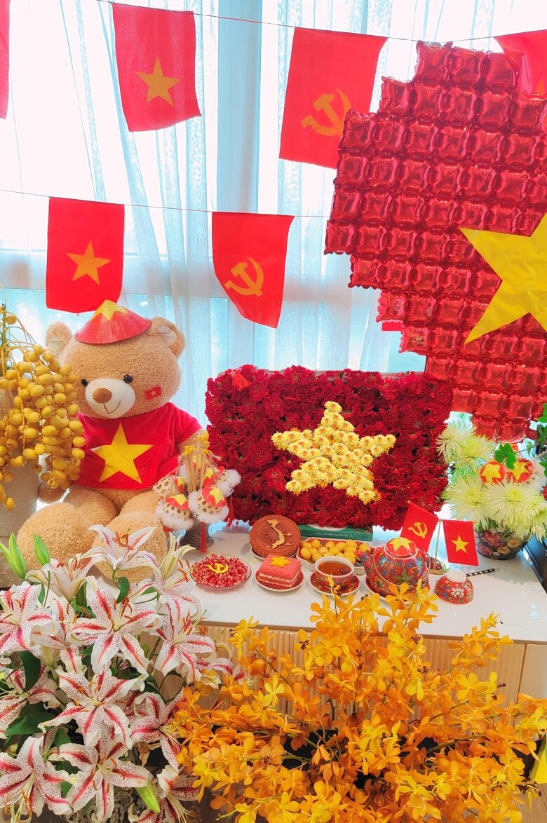 Hội mẹ đảm mạnh tay chi tiền triệu dựng &#34;góc yêu nước&#34; dịp 2/9, biến nhà thành không gian ngập tràn sắc cờ hoa - 21