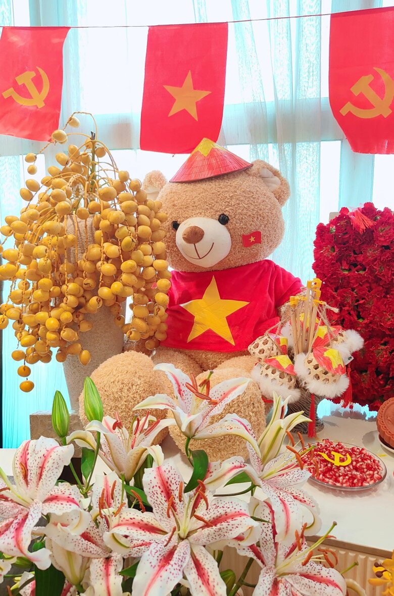 Hội mẹ đảm mạnh tay chi tiền triệu dựng &#34;góc yêu nước&#34; dịp 2/9, biến nhà thành không gian ngập tràn sắc cờ hoa - 22