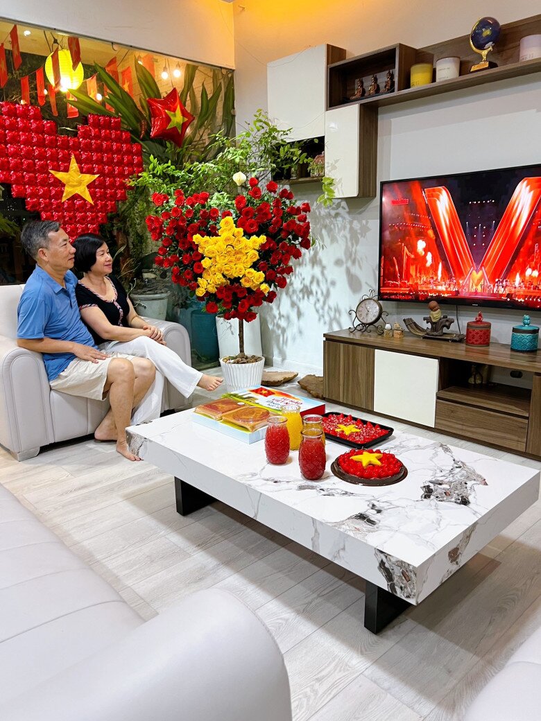 Hội mẹ đảm mạnh tay chi tiền triệu dựng &#34;góc yêu nước&#34; dịp 2/9, biến nhà thành không gian ngập tràn sắc cờ hoa - 9