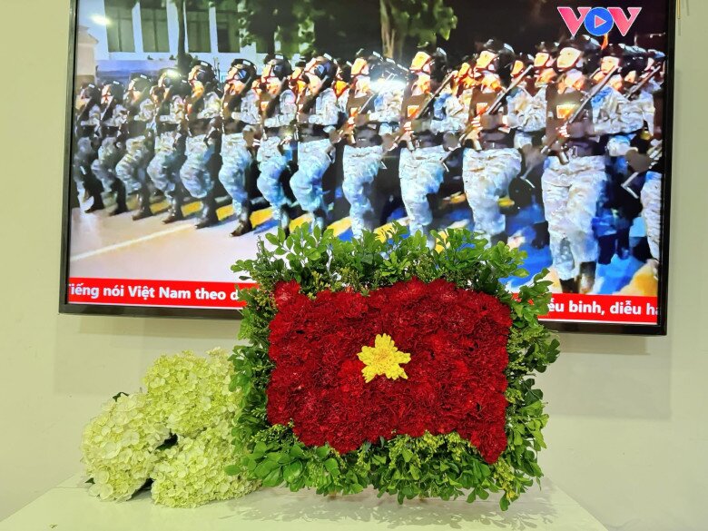Hội mẹ đảm mạnh tay chi tiền triệu dựng &#34;góc yêu nước&#34; dịp 2/9, biến nhà thành không gian ngập tràn sắc cờ hoa - 23