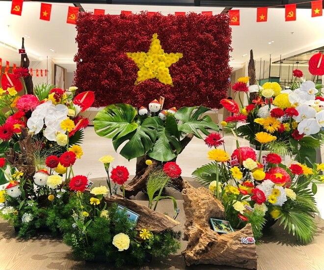 Hội mẹ đảm mạnh tay chi tiền triệu dựng &#34;góc yêu nước&#34; dịp 2/9, biến nhà thành không gian ngập tràn sắc cờ hoa - 1