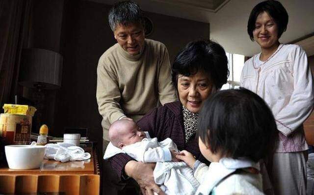 Mẹ kế đưa hết tiền đền bù đất cho em trai, một tin nhắn giữa đêm khiến tôi nghẹn ngào - 2