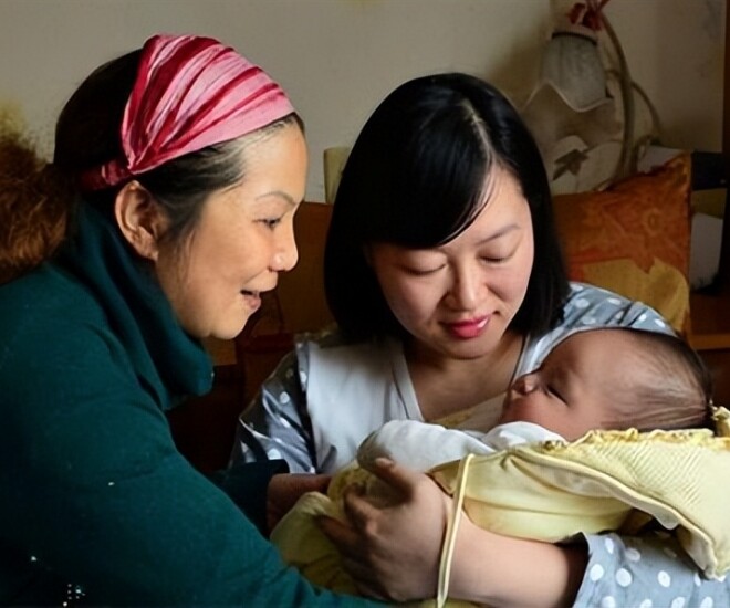Mừng rỡ vì được con dâu tặng vòng vàng, nhưng nghe câu nói đùa của con, tôi lặng lẽ về quê - 1
