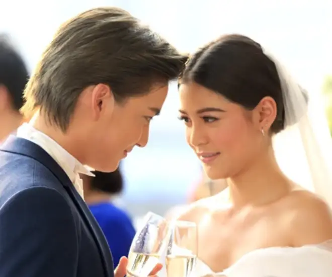 Thấy mặt cô dâu của bạn thân, tôi liền lao lên sân khấu nắm tay cô ấy, cả hôn trường vỗ tay chúc mừng - 1
