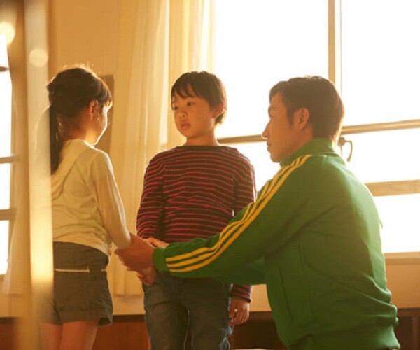 Trẻ nói “Mẹ chỉ thương em, chẳng thương con”, cách mẹ trả lời cho thấy gia đình hạnh phúc hay đau khổ - 1