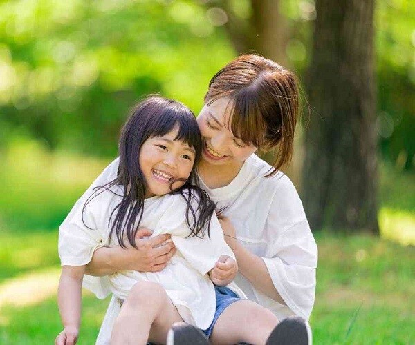 Thay vì để con dựa vào &#34;hào quang nhan sắc&#34;, chuyên gia mách cách dạy con sống tử tế, đẹp cả nội tâm và ngoại hình - 1