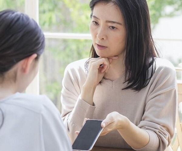 Trẻ hỏi “Tại sao mẹ không cho con chơi điện thoại?” đừng vội nói &#39;&#39;Hại mắt lắm&#34;, chuyên gia gợi ý câu trả lời đúng - 1
