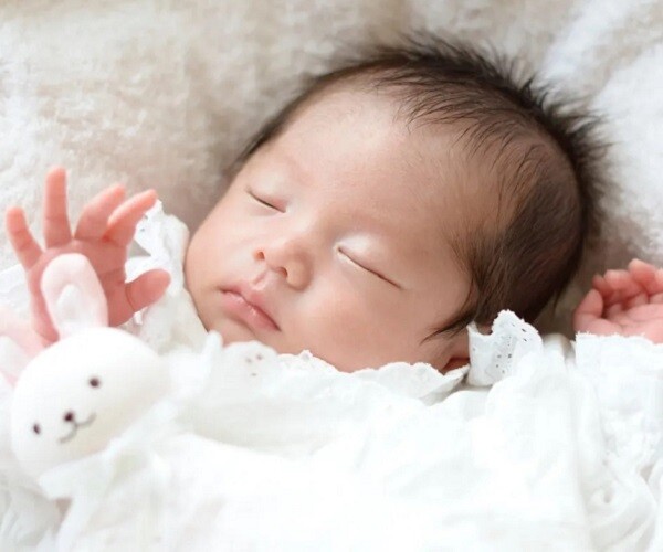 Khoảng cách lớn giữa trẻ khóc và cười khi thức dậy, nhất là số 3 thấy rõ khác biệt về EQ - 1