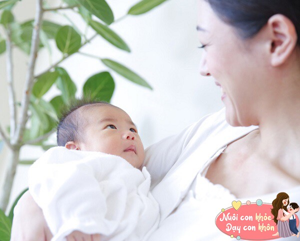 Khoảng cách lớn giữa trẻ khóc và cười khi thức dậy, nhất là số 3 thấy rõ khác biệt về EQ - 8