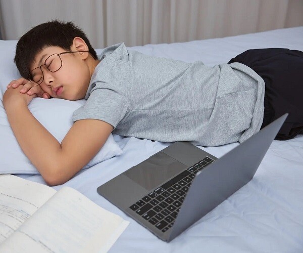 4 điểm khác biệt lớn giữa trẻ tự thức dậy và trẻ bị đánh thức khi ngủ - 1