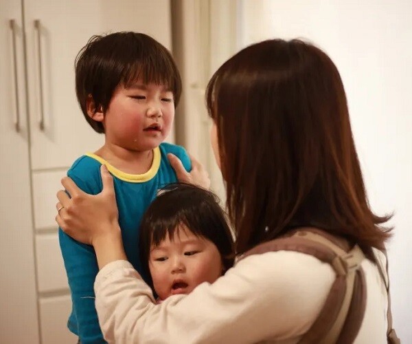 Trẻ ở nhà thích &#34;bắt nạt&#34; người thân, ra ngoài lại nhút nhát là do bố mẹ mắc phải 3 lỗi này - 1
