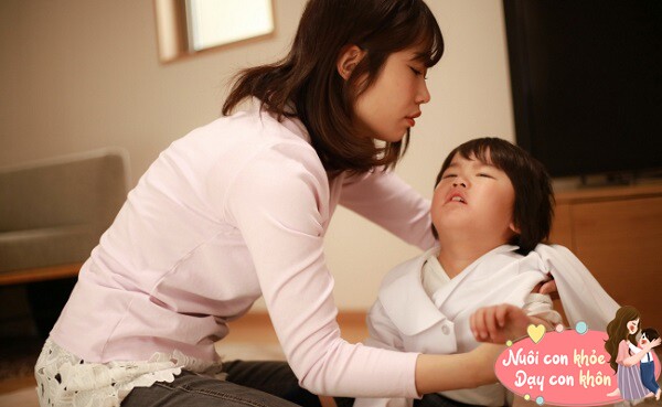 Trẻ ở nhà thích &#34;bắt nạt&#34; người thân, ra ngoài lại nhút nhát là do bố mẹ mắc phải 3 lỗi này - 4