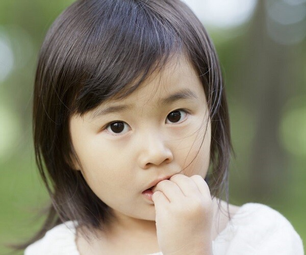 Trẻ thích cắn móng tay có hai kết cục khi lớn lên, cả hai đều là kết quả bố mẹ không muốn thấy - 1