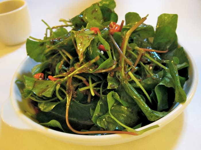 Rau dại này người Nhật ví như &#34;rau giải độc&#34;, vitamin C gần gấp đôi cam, toàn thân đều là thuốc bổ mùa hè, tốt cho mẹ bầu - 3