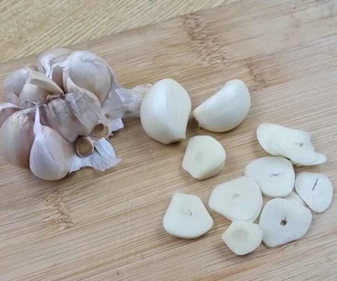 Cứ đến hè là mẹ chồng nhỏ ít dầu gió lên tỏi, tôi học theo và kết quả không ngờ - 2
