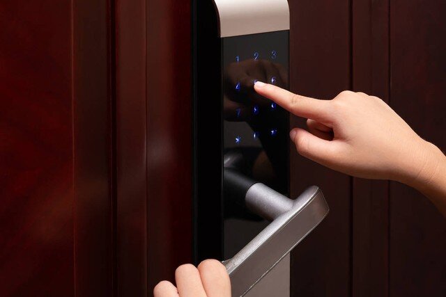 Khóa vân tay có an toàn hơn khóa chìa không? Sau khi nghe thợ khóa phân tích, tôi nhận ra mình đã sai suốt 5 năm - 3