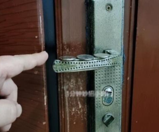 Mỗi lần đến nhà họ hàng giàu có đều thấy trước cửa nhà đặt một đồng xu, biết lý do tôi liền học theo - 1