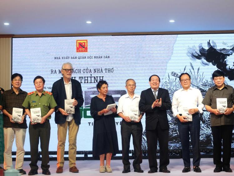 Nhà thơ Hữu Thỉnh ra mắt tiểu thuyết đầu tay