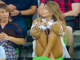 Fan nữ World Cup cực xinh ngồi 
