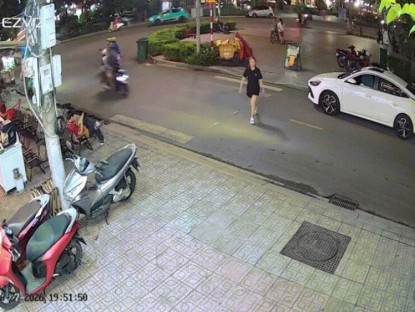 Giao thông - Clip: Sang đường như chốn không người, cô gái bị xe máy hất văng lên không trung