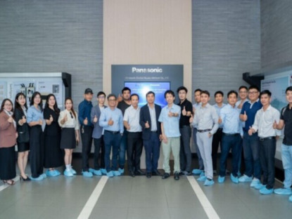 Thông tin doanh nghiệp - Việt Nam Solar cùng đối tác tham quan nhà máy Panasonic