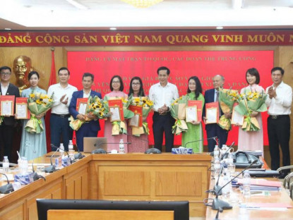 Tin Tức - Xây dựng đội ngũ báo cáo viên thực sự là chiến sĩ xung kích trên mặt trận tư tưởng của Đảng