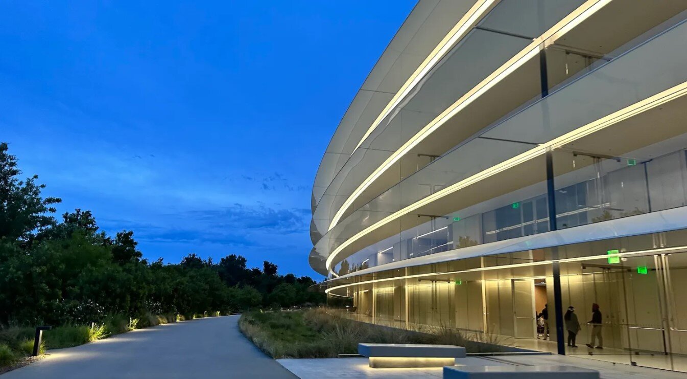 Nga đe dọa phạt Apple 52 triệu USD vì phân biệt đối xử ứng dụng - 1
