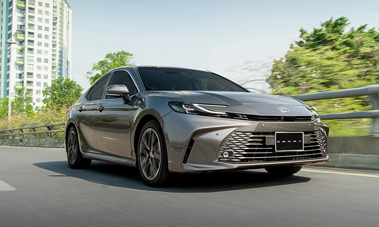 Toyota Camry HEV được điều chỉnh giá giảm 140 triệu đồng - 1