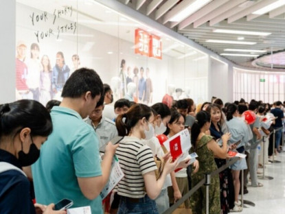 Thông tin doanh nghiệp - Sức hút khủng của UNIQLO tại Đà Nẵng: Hàng nghìn lượt khách đổ về trong ngày đầu tiên khai trương