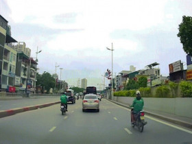 Clip: Thanh niên đâm đuôi ô tô, chiếc xe máy xoay tròn rồi va thêm lần nữa