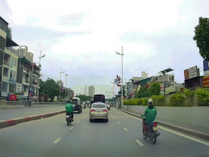 Giao thông - Clip: Thanh niên đâm đuôi ô tô, chiếc xe máy xoay tròn rồi va thêm lần nữa
