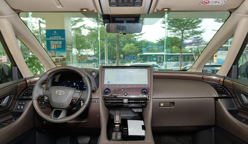 Vì sao Toyota Alphard Hybrid vẫn được giới doanh nhân săn đón? - 4