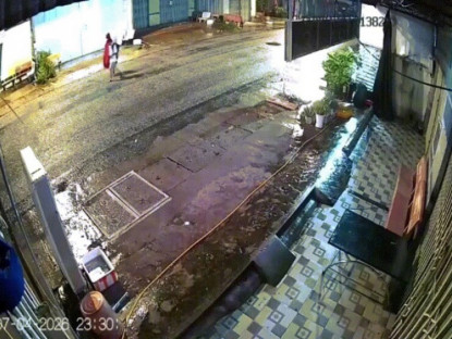 Giao thông - Clip: Kinh hoàng xe máy lao tốc độ "bàn thờ", hất văng người đi bộ trong tích tắc