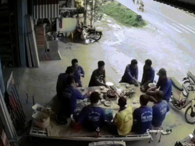 Clip: Đổ dốc mất lái, hai nữ sinh lao thẳng xe vào sân nhà dân bên đường