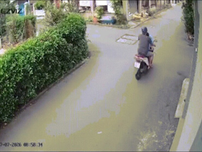 Giao thông - Clip: Va chạm tại ngã tư, người đàn ông bất ngờ lao tới đạp cô gái sau cú ngã