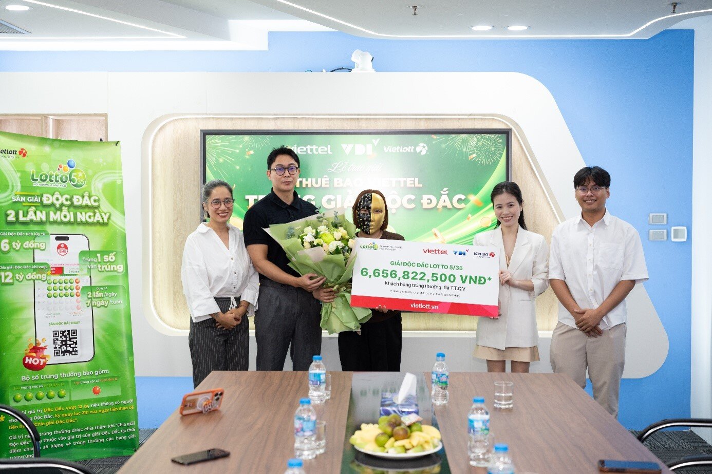 Lần đầu mua vé số trên Vietlott SMS, người phụ nữ tại Hưng Yên trúng giải độc đắc xổ số quay nhanh lotto 5/35 hơn 6,6 tỷ đồng - 1