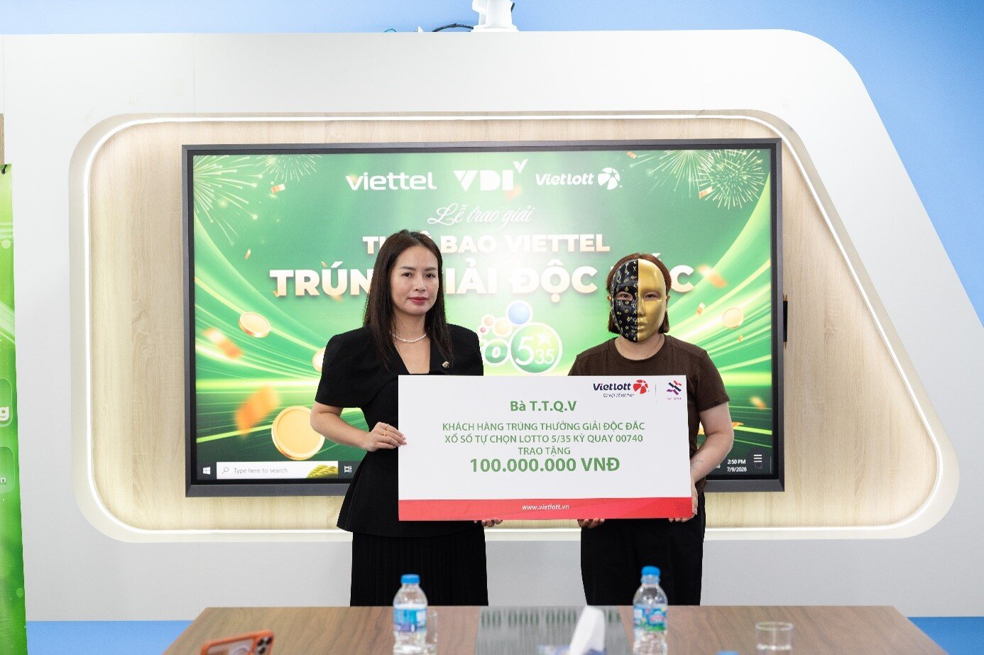 Lần đầu mua vé số trên Vietlott SMS, người phụ nữ tại Hưng Yên trúng giải độc đắc xổ số quay nhanh lotto 5/35 hơn 6,6 tỷ đồng - 3